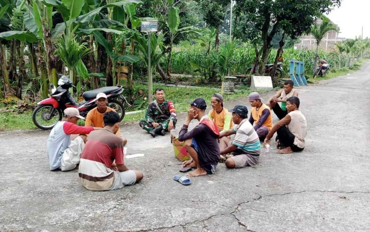 Komsos Babinsa bersama warga binaannya