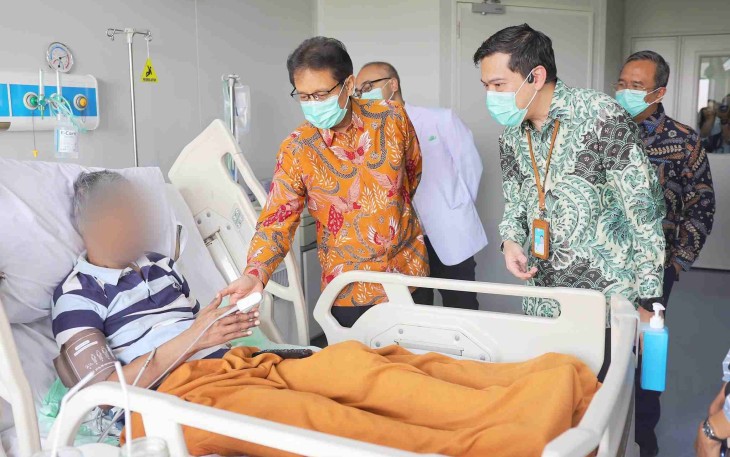 Menkes Budi Gunadi Sadikin menjenguk pasien transplantasi hati di RS Fatmawati Jakarta, Rabu (8/10)