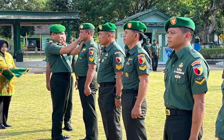 Kasdim 0801/Pacitan Mayor Inf Muhajir menyematkan kenaikan pangkat prajuritnya, Jum'at (10/10)