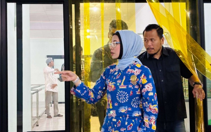 Kepala Biro Hukum dan Humas BGN, Khairul Hidayati saat meresmikan unit dapur Makan Bergizi Gratis (MBG) di Kota Depok, tepatnya di Kelurahan Pasir Putih, Sawangan pada Sabtu (11/10).