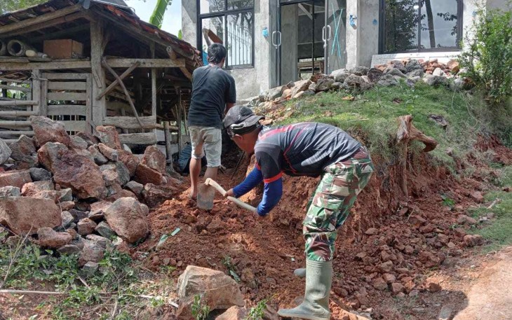 Pembuatan kamar mandi mushola Nurul Huda, Minggu (12/10)