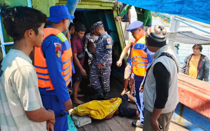Evakuasi korban KMN Anugrah Indah 18