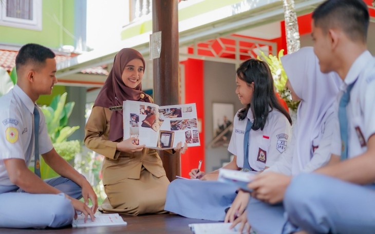 Ilustrasi guru mengajar siswa