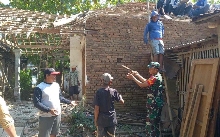 Gotong royong rehab rumah warga desa binaan 