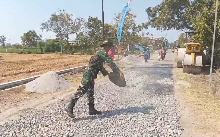 Pengaspalan jalan desa binaan 