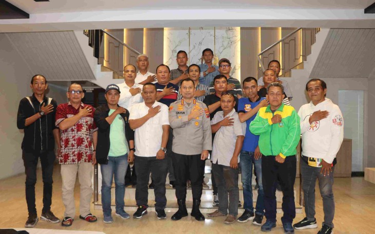 Kapolrestabes Medan bersama awak media, Senin (20/10)