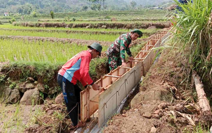 Kerja bakti bangun talud bersama warga desa binaan 