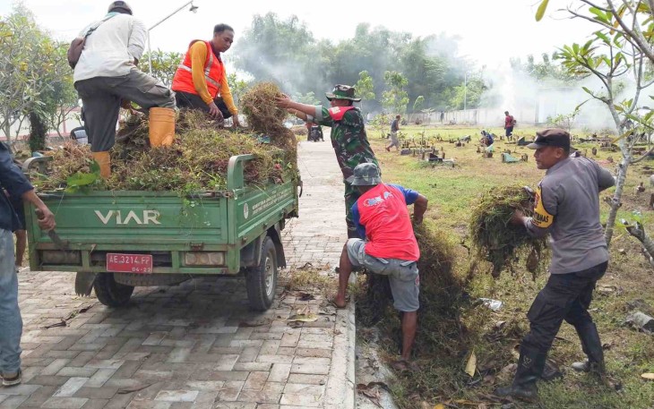 Pembersihan lahan TPU di wilayah desa binaan 