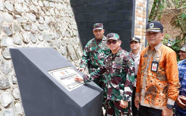 Kadispotdirga Lanud Iswahjudi Kolonel Tek Ricki Armades bersama Dansatgas TMMD ke 126 Kodim Pacitan dan Forkopimda di prasasti TMMD, Kamis (6/11)