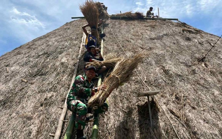 Renovasi rumah adat Desa Maudemu