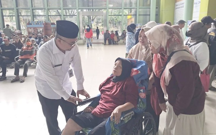 Direktur RSUD KiSA Depok Agus Gojali saat menyapa pasien disabilitas, Rabu (3/12)