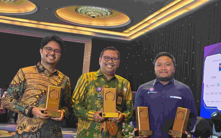 Kepala Pusdatin Kemendikdasmen Yudhistira Nugraha (tengah) menerima piala Top Digital Award 2025