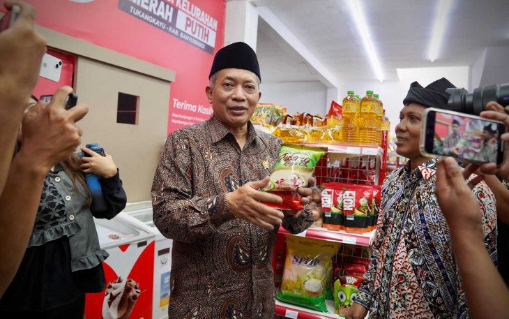 Menkop Ferry Juliantono bangga dengan produk unggulan gula Kopkel Merah Putih Tukangkayu di Banyuwangi, Selasa (9/12)