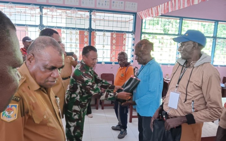 Danramil 1710-07/Mapurujaya, Lettu Inf Ahmad Saleh melaksanakan kegiatan Musrenbang tingkat distrik. Kegiatan tersebut dilaksanakan di SDN Ayuka di Kp. Ayuka, Distrik Mimika Timur Jauh, Kabupaten Mimika yang dihadiri oleh 100 orang yang diantaranya merupakan Staf Ahli Bupati, Bapeda, Kadistrik Mimika Timur Jauh dan sejumlah kepala kampung se-Distrik Mimika Timur Jauh