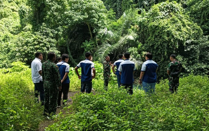 Dansatgas TMMD Letkol Czi Hanif Tupen S.T.,M.I.P bersama Dirut PDAM Duasudara saat meninjau lokasi penampungan air milik PDAM yang akan di gunakan untuk penyuplaian di Manunggal Air TMMD Kodim 1310Bitung