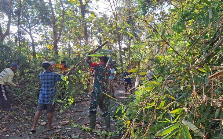 Babinsa Desa Bolo saat Kerja Bakti Bersihkan Jalan Dusun Kembangkuning