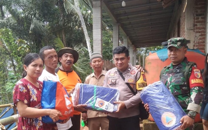 Babinsa Koramil 0801/03 Arjosari Serka Mariyanto bersama Bhabinkamtibmas, dan pemdes respons cepat Mengatasi Fenomena Tanah Retak di Pacitan.