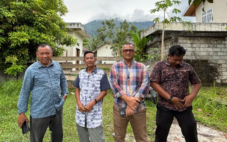 Direktur PDAM Tirta Nusa Kabupaten Natuna, Zaharuddin dan Pengawas, Staf Foto bersama dengan Mantan Direktur PDAM tahun 2005