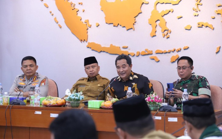 Dirjen Polpum Kemendagri Bahtiar Baharuddin saat pertemuan dengan seluruh jajaran Forkopimda Kota Depok di Kantor Pemerintah Kota (Pemkot) Depok, Jawa Barat, Senin (8/9/2025).