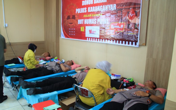Kegiatan donor darah Polres Karanganyar menyambut Hari Jadi Humas Polri ke-74, di Aula Sat Samapta Polres Karanganyar, Rabu (22/10/2025).