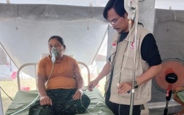 EMT Indonesia saat Obati salah satu Pasien di Myanmar