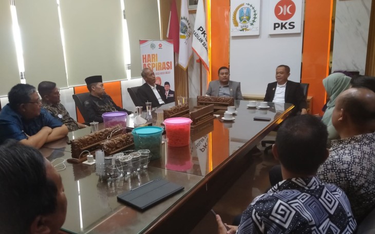 Pertemuan yang berlangsung di ruang Fraksi PKS DPRD Jatim