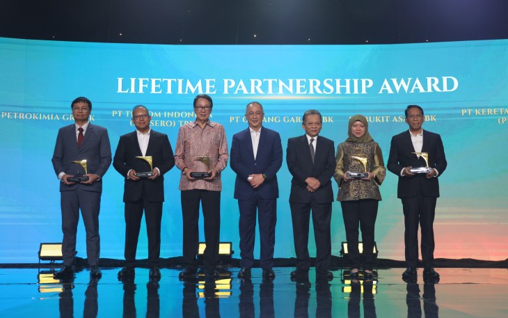 Pemberian penghargaan ini disaksikan oleh Menteri Badan Usaha Milik Negara (BUMN) Republik Indonesia Erick Thohir dan Menteri Investasi dan Hilirisasi Republik Indonesia Rosan Roeslani di Hotel Mulia, Jakarta, Rabu malam (15/1/2025).