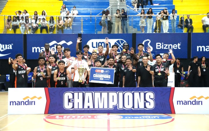 Foto bersama penuh sukacita menandai akhir perjalanan penuh perjuangan. UKSW kembali mengangkat trofi juara, mengukuhkan semangat Satu Hati di atas lapangan.