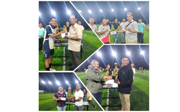 Penyerahan Piala kepada para manager pemenang turnamen Jurnalis Cup 1 Piala Walikota dan Wakil Walikota Bitung dalam memperingati hari lahir Pancasila 1 Juni 2025.
