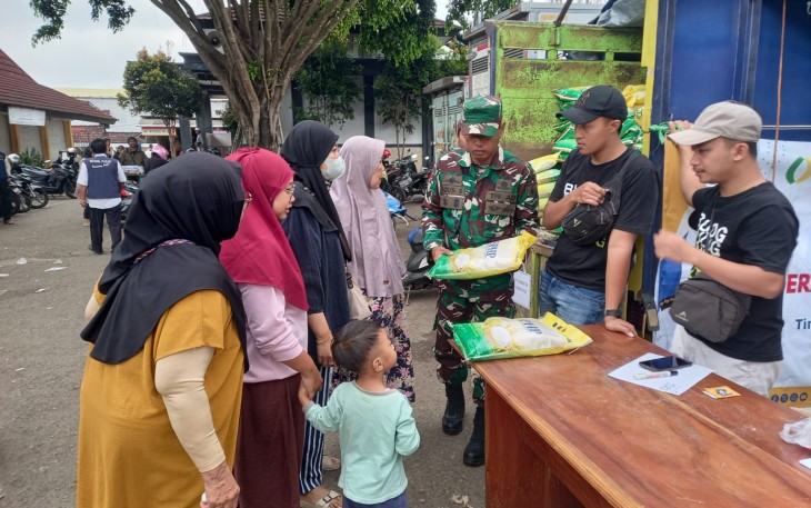 TNI Polri Dampingi Kegiatan Gerakan Pangan Murah di Wilayah Pacitan