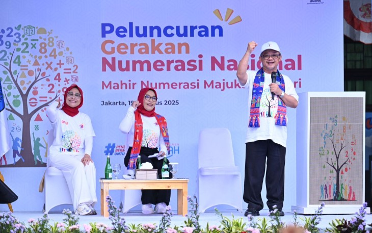 Mendikdasmen saat peluncuran GNN di SD Negeri Meruya Selatan 04 Pagi, Jakarta, Selasa (19/8).
