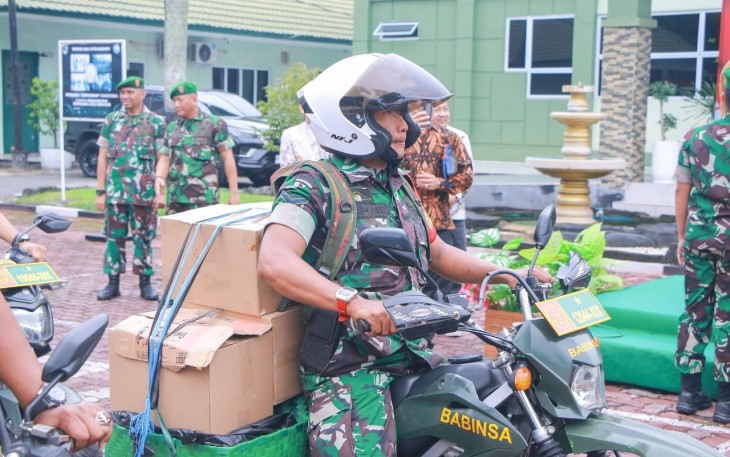Korem 031/WB Salurkan Bantuan 500 Paket Sembako HUT Ke-80 TNI