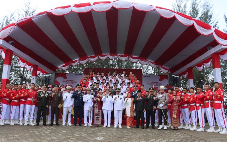 Foto bersama usai Upacara peringatan Hari Ulang Tahun (HUT) ke-80 Republik Indonesia di Kabupaten Natuna, Minggu (17/08/2025).