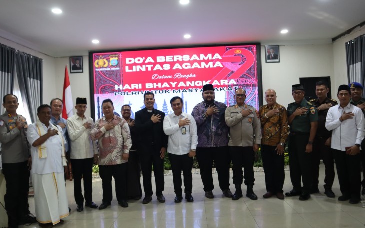 Foto bersama usai do’a bersama lintas agama di Aula Patriatama Mapolrestabes Medan, Senin (30/6/2025).