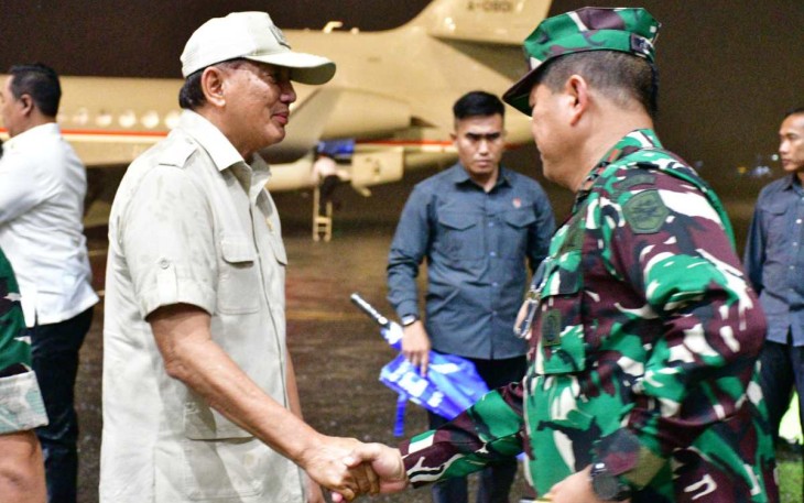 Pangkoarmada III Laksda TNI Hersan saat menyambut kedatangan Menhan RI Letjen TNI (Purn) Sjafrie Sjamsoeddin