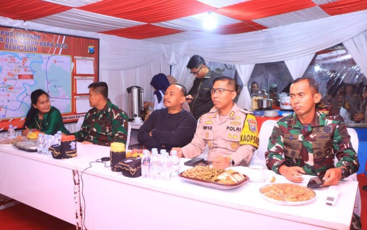 Danyonarmed 12 Kostrad Letkol Arm Dr Erlan Wijatmoko saat memantau operasi Lilin Semeru dan Tahun baru 2025, Selasa (31/12)