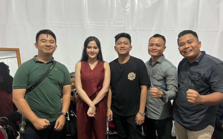 Denny Caknan foto bersama penggemarnya di Tulungagung, Jum'at (3/1/25)