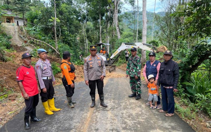 Jalan akses wilayah desa binaan dibuka kembali
