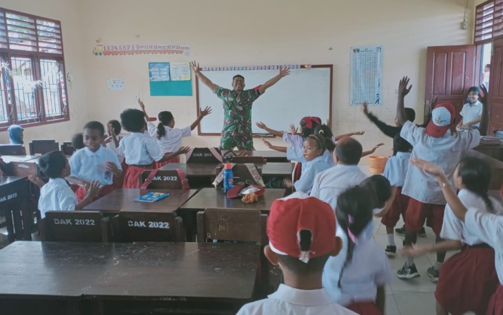 Babinsa Timika saat Ajarkan Matematika Metode Gasing di SD Inpres Nawaripi