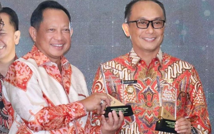 Mendagri Tito Karnavian saat menyerahkan penghargaan kepada Prof Zudan Arif Fakhrulloh 