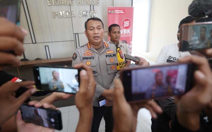 Kabid Humas Polda Jatim Kombes Dirmanto saat memberikan keterangan pers 