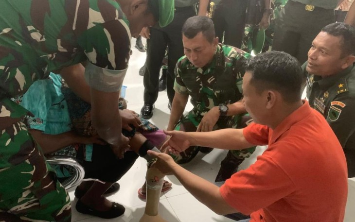 Pemberian kaki palsu baksos kemanusiaan Kodam Kasuari, Selasa (14/1)