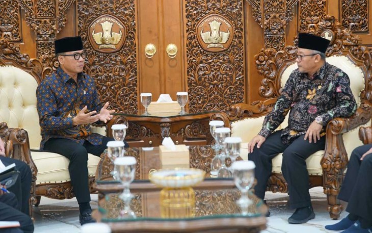Mendes PDT Yandri Susanto bersama Mendikdasmen Abdul Mu'ti di Jakarta, Kamis (16/1)