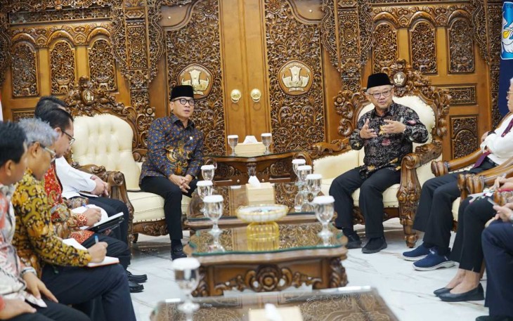 Mendikdasmen Abdul Mu'ti bersama Mendes Yandri Susanto di Jakarta, Kamis (16/1)