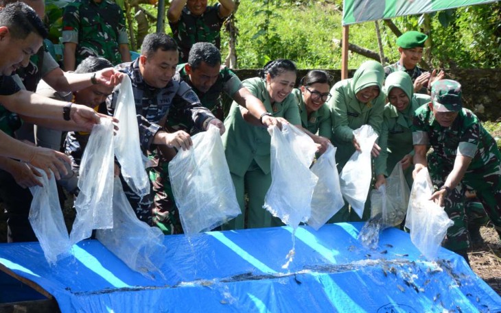 Danrem 023/KS Kolonel Inf Jansen P Nainggolan menebar bibit ikan di Nias, Jum'at (17/1)