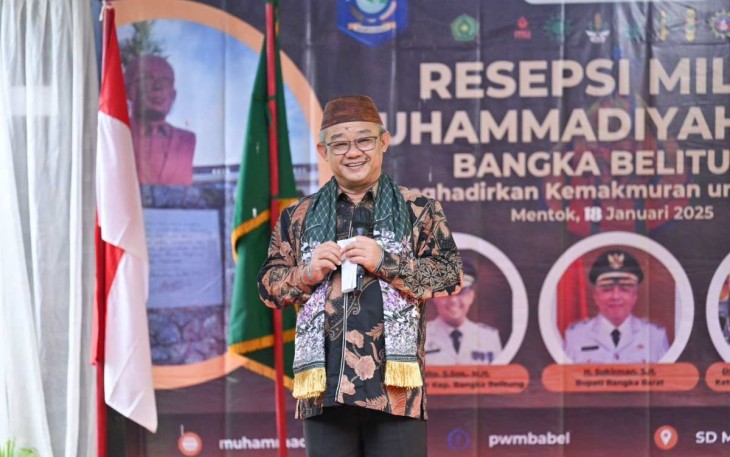 Mendikdasmen Abdul Mu'ti saat memberikan sambutan acara milad ke 112 Muhammadiyah di SD Muhammadiyah Mentok, Kabupaten Bangka Barat, Provinsi Babel, Sabtu (18/1)