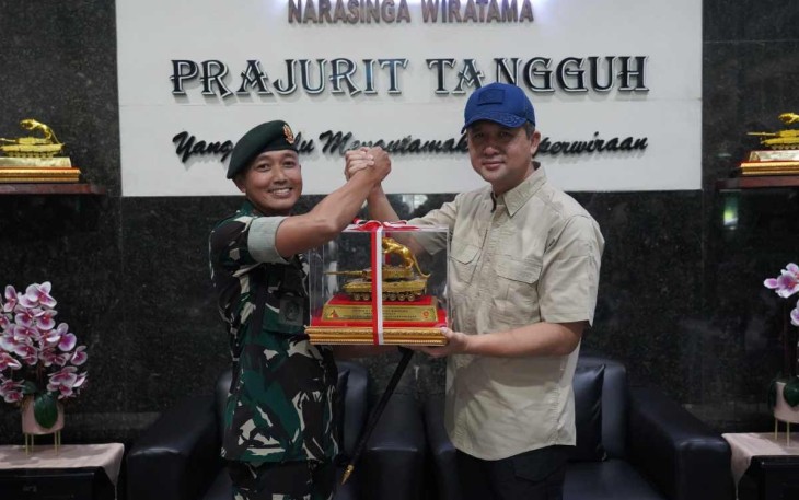 Mentrans Iftitah saat menerima cenderamata dari Danyon Kav 8/NSW di Pasuruan, Minggu (19/1)