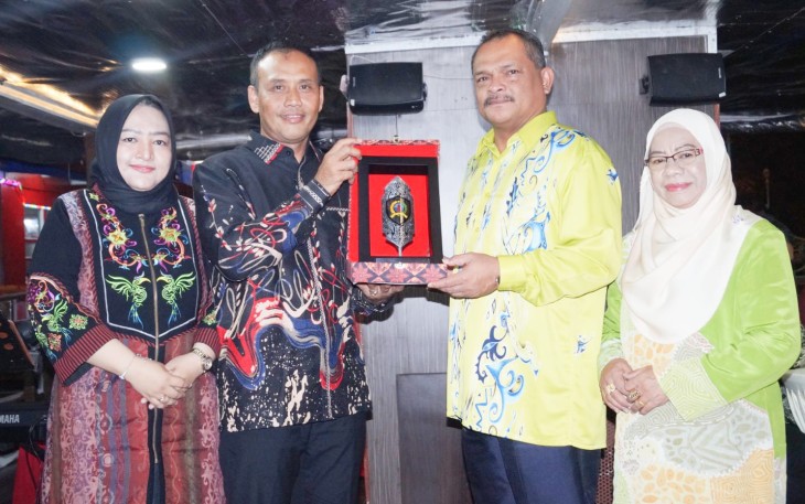 Dankolakops Rem 121/Abw Brigjen TNI Purnomosidi saat memberikan cenderamata 