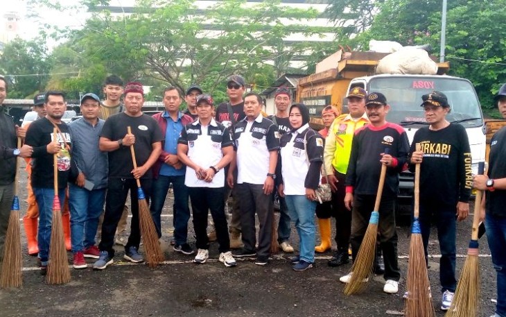 Program jum'at bersih DPD FORKABI Kota Depok di Stasiun Depok Baru, Jum'at (7/2)