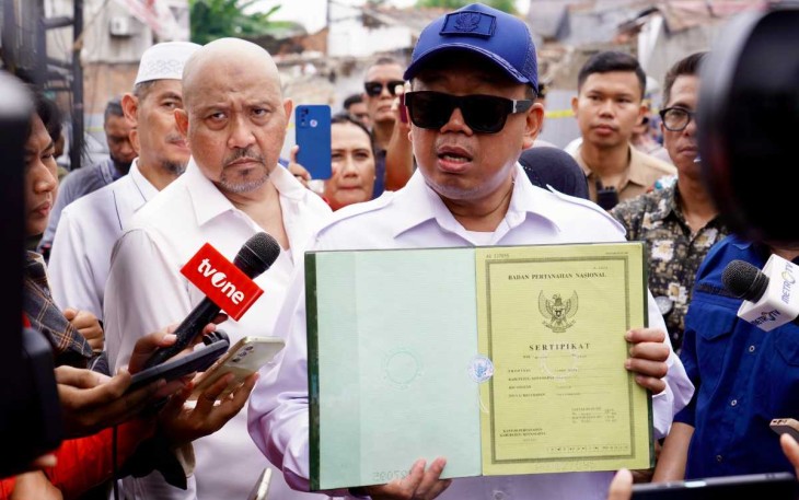 Menteri ATR/BPN Nusron Wahid saat memberikan keterangan pers di lokasi penggusuran klaster di Kabupaten Bekasi, Jum'at (7/2)